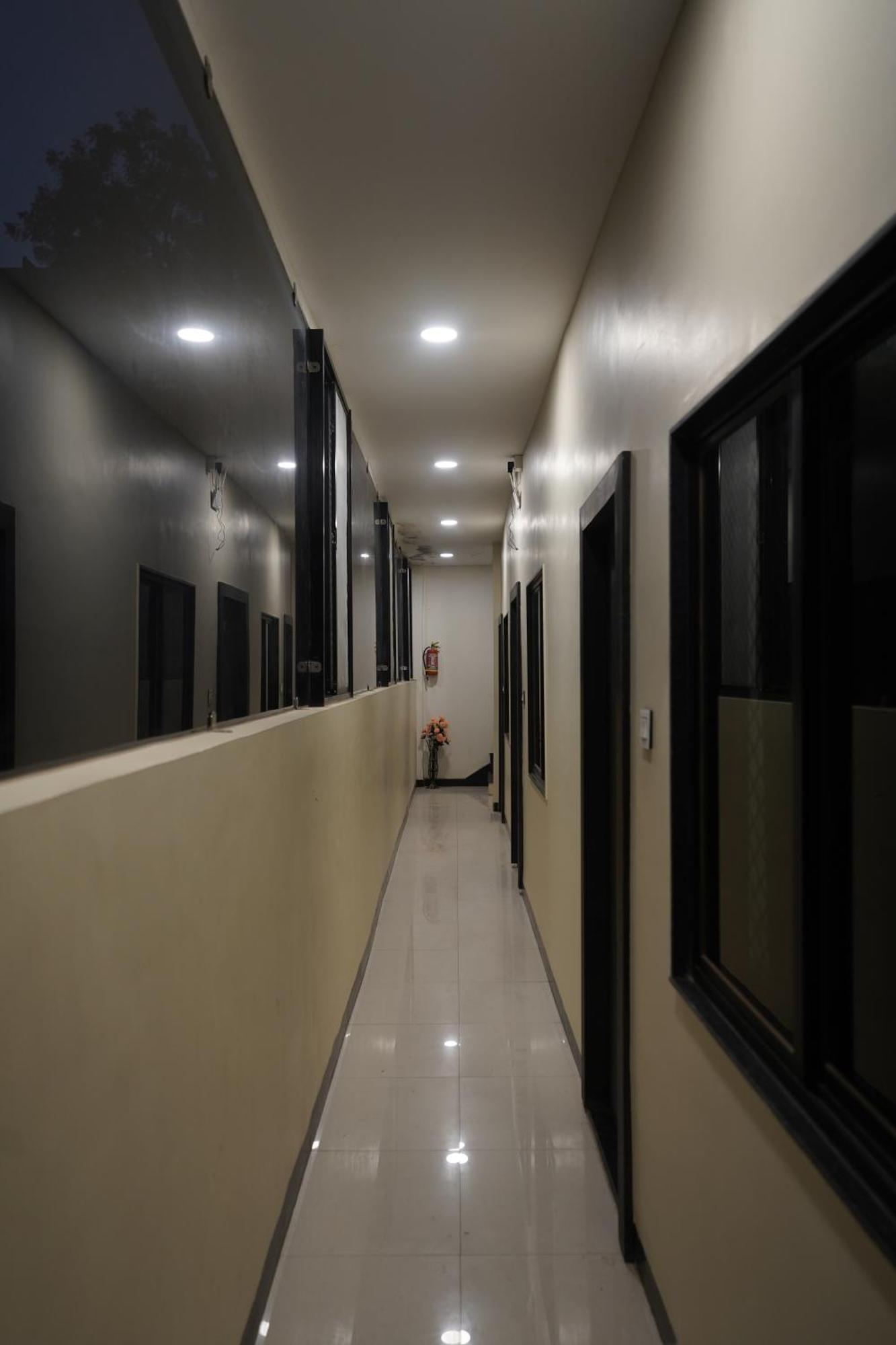 Hotel Dev Kripa Udždžain Exteriér fotografie