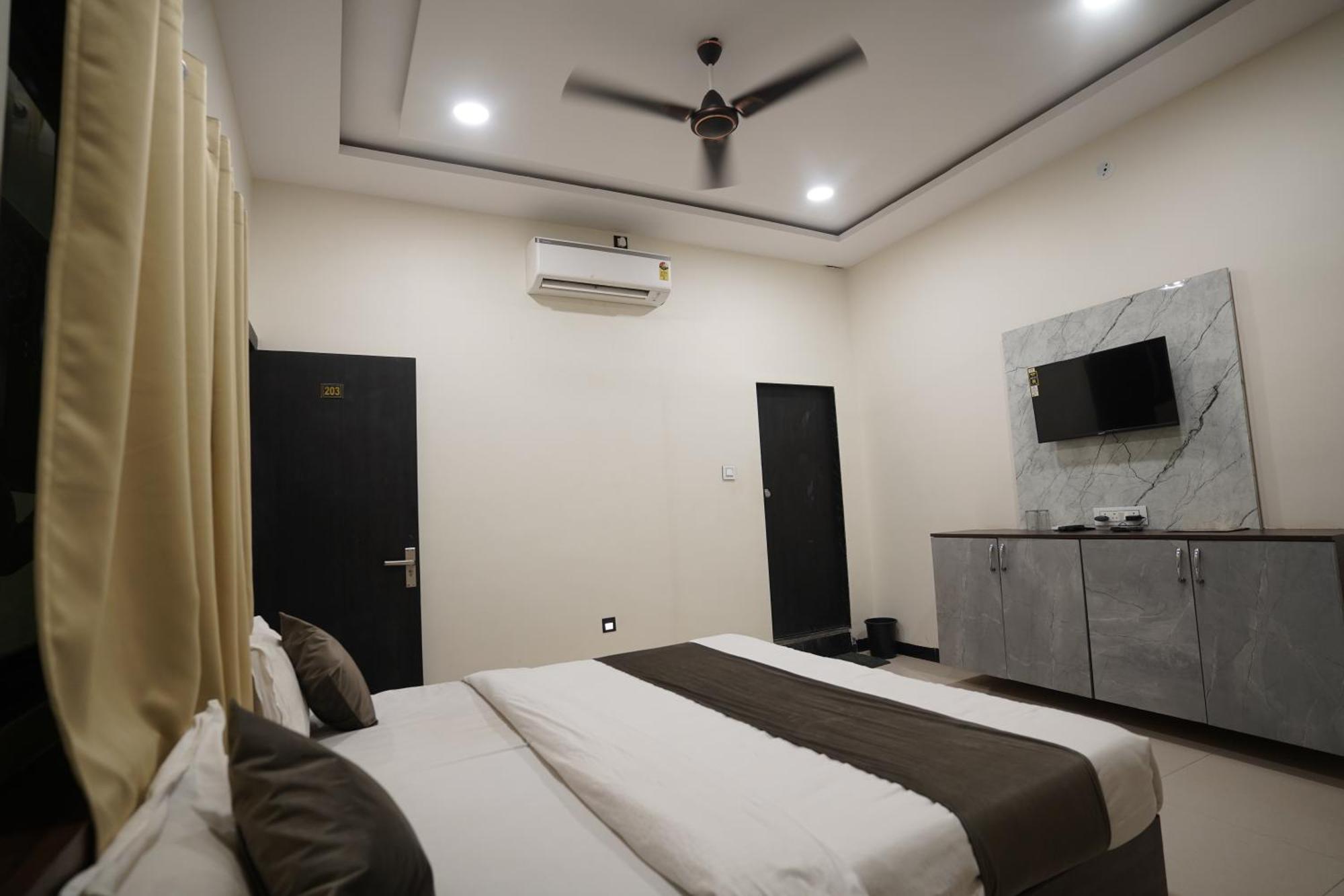 Hotel Dev Kripa Udždžain Exteriér fotografie