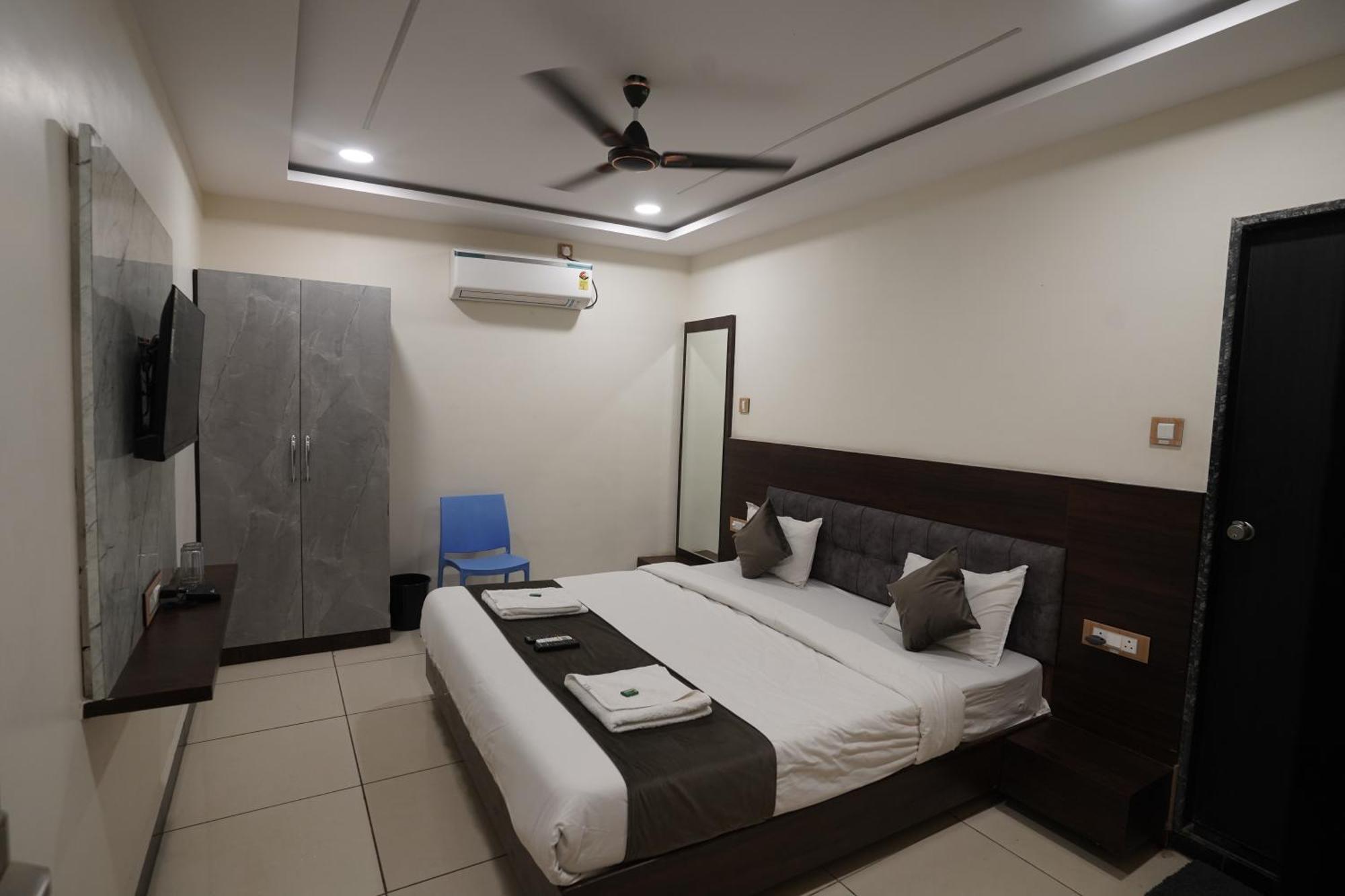 Hotel Dev Kripa Udždžain Exteriér fotografie