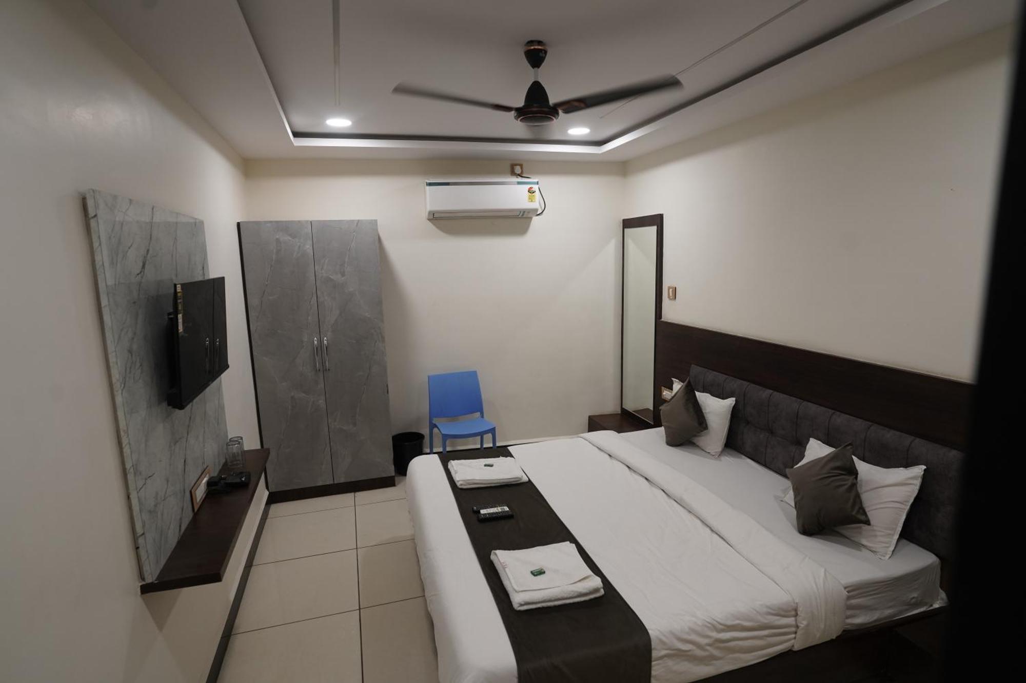Hotel Dev Kripa Udždžain Exteriér fotografie