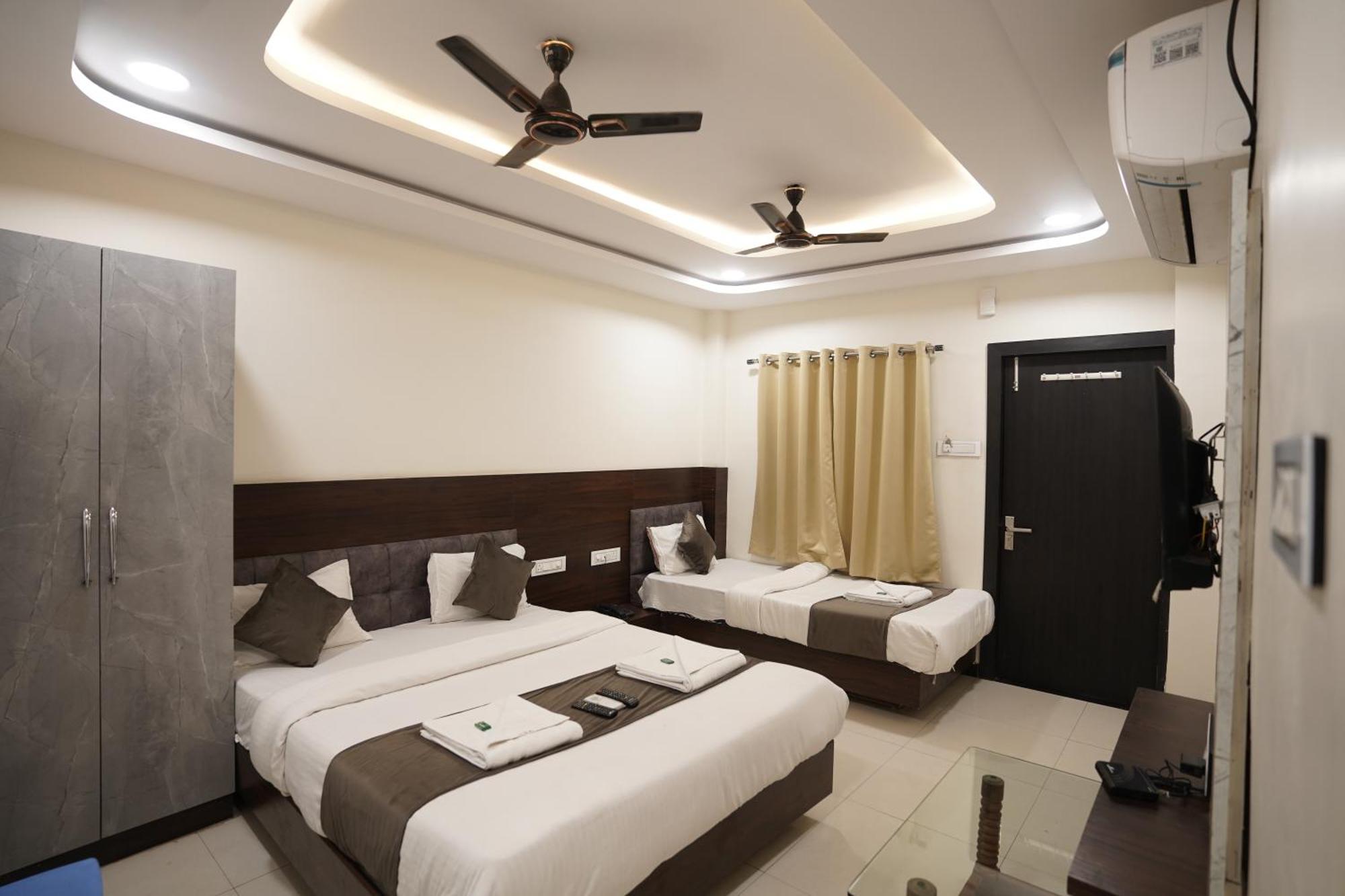 Hotel Dev Kripa Udždžain Exteriér fotografie