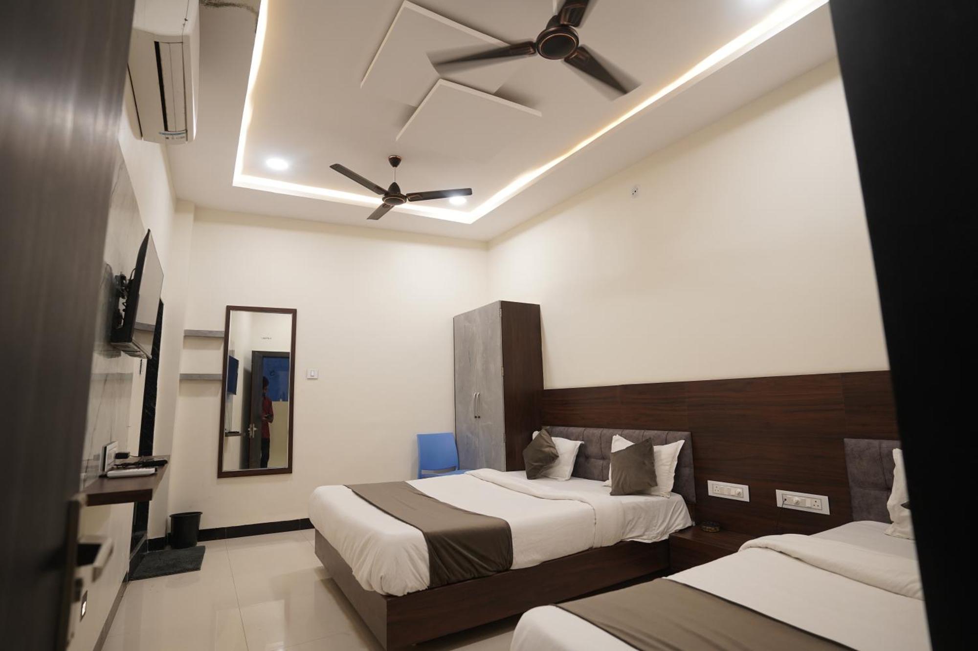 Hotel Dev Kripa Udždžain Exteriér fotografie