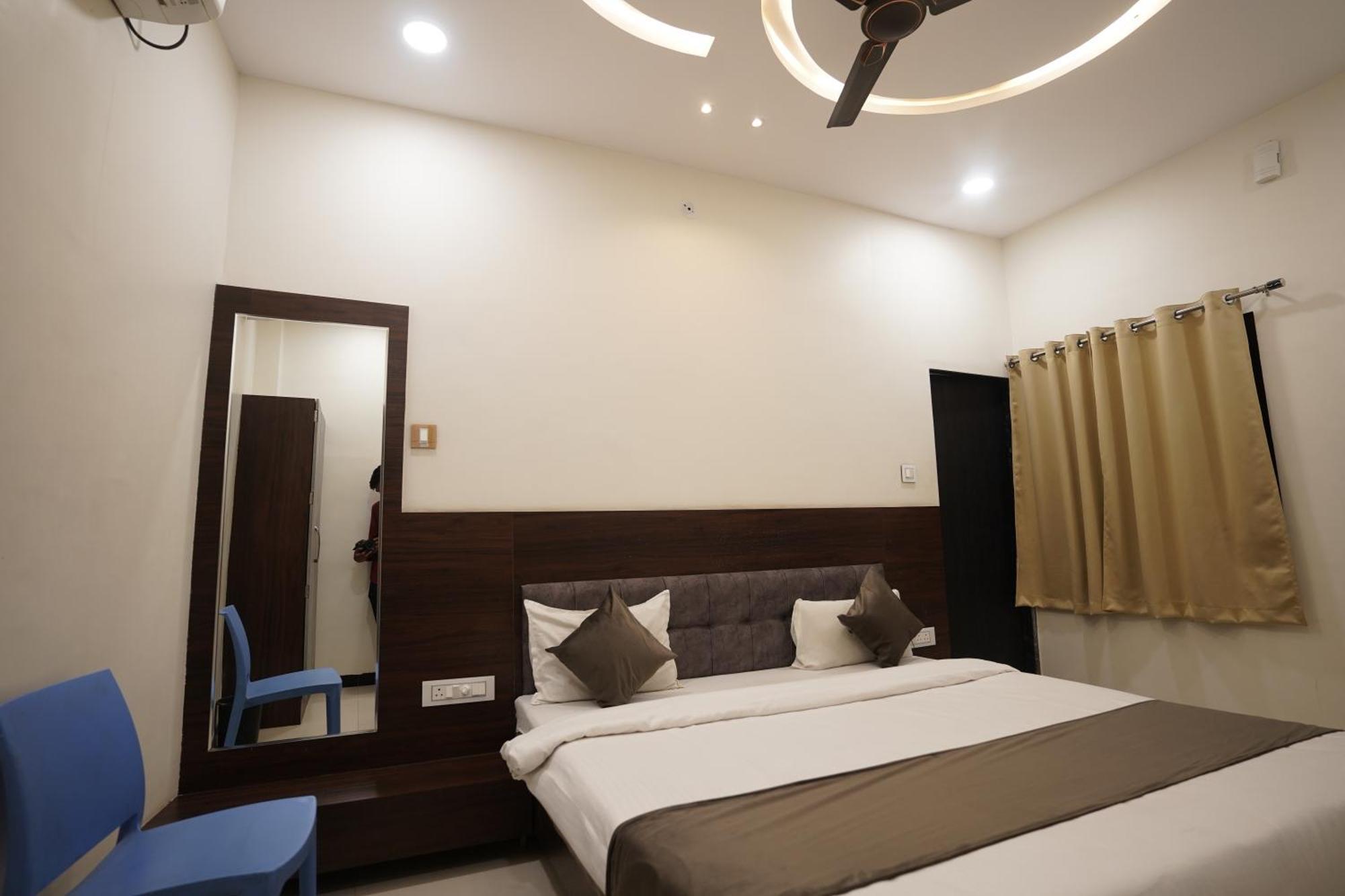Hotel Dev Kripa Udždžain Exteriér fotografie