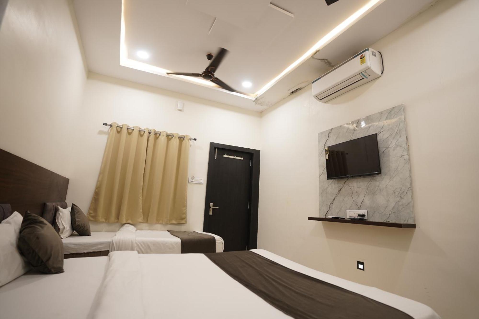 Hotel Dev Kripa Udždžain Exteriér fotografie
