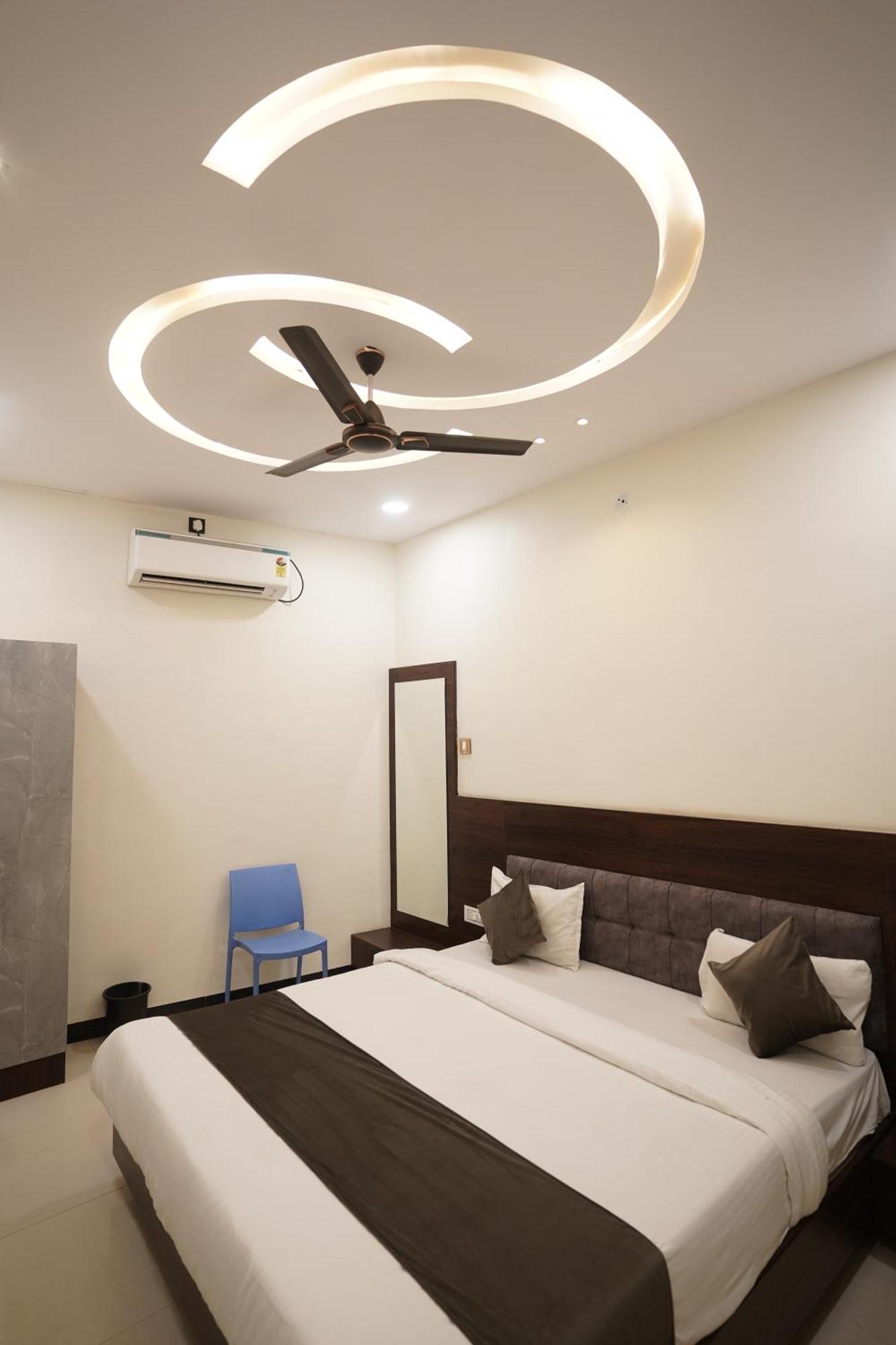 Hotel Dev Kripa Udždžain Exteriér fotografie