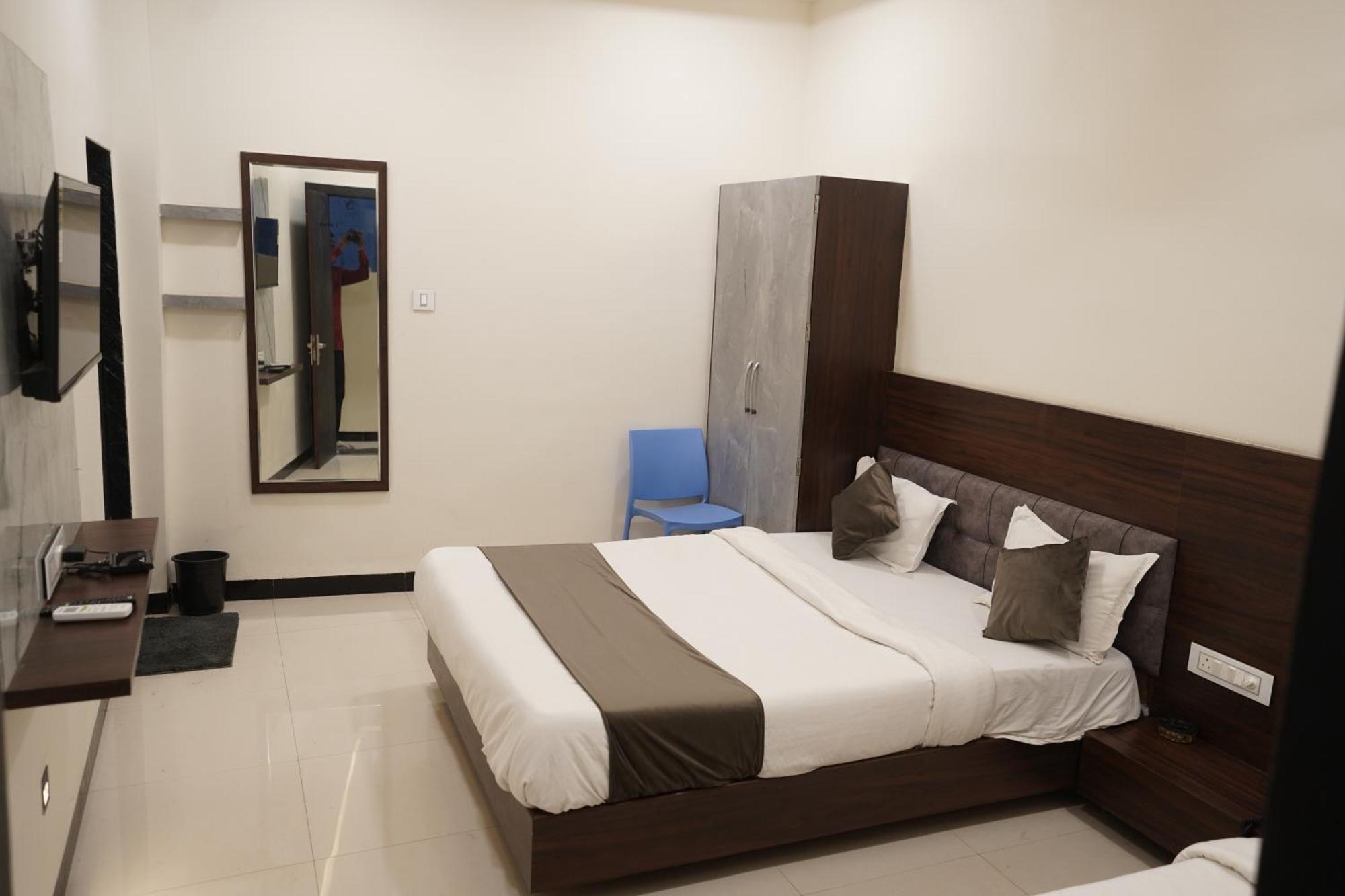 Hotel Dev Kripa Udždžain Exteriér fotografie