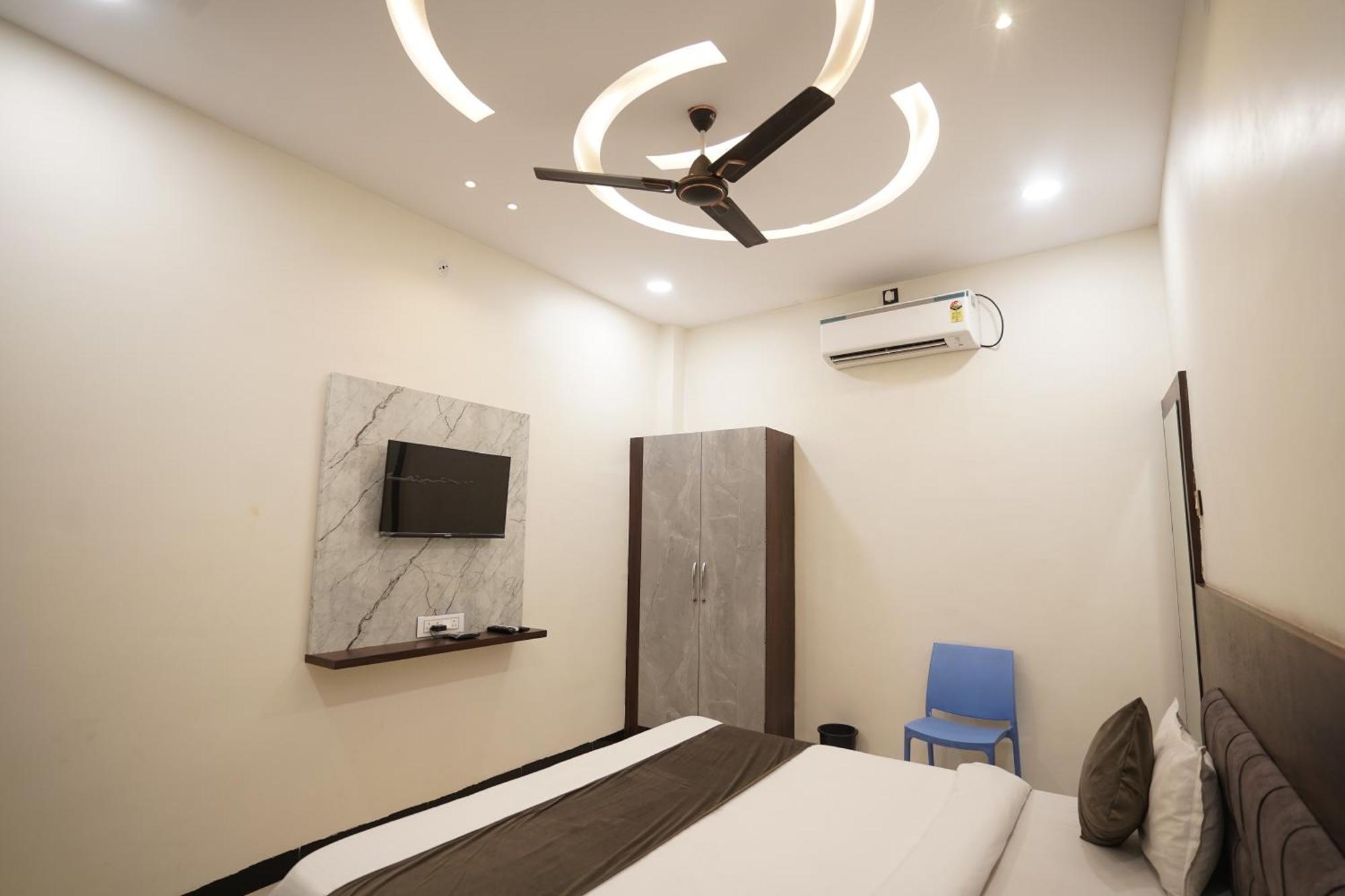 Hotel Dev Kripa Udždžain Exteriér fotografie