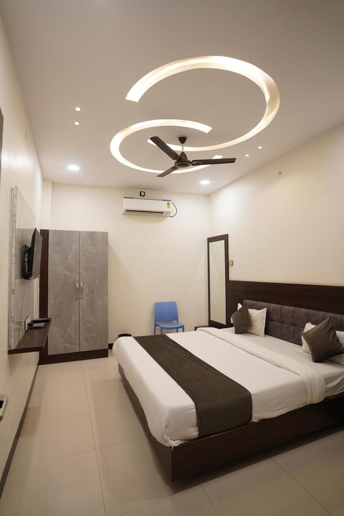 Hotel Dev Kripa Udždžain Exteriér fotografie
