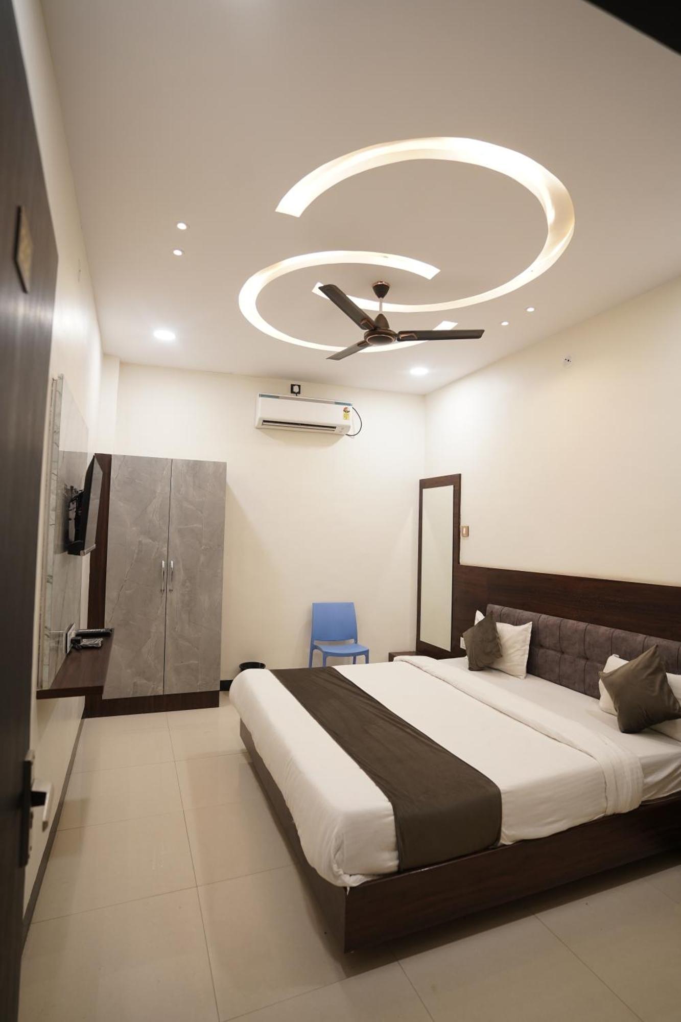 Hotel Dev Kripa Udždžain Exteriér fotografie