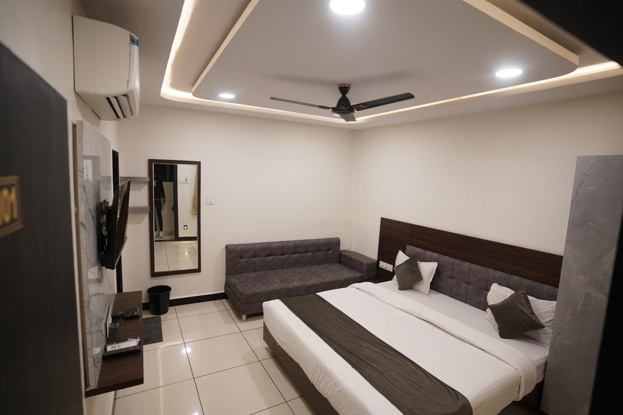 Hotel Dev Kripa Udždžain Exteriér fotografie
